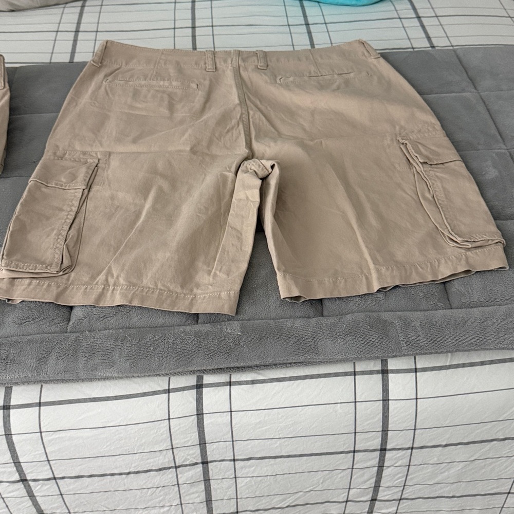 NWT Men’s Old Navy Cargo Shorts size 36 selling as a bundle - Picture 9 of 11